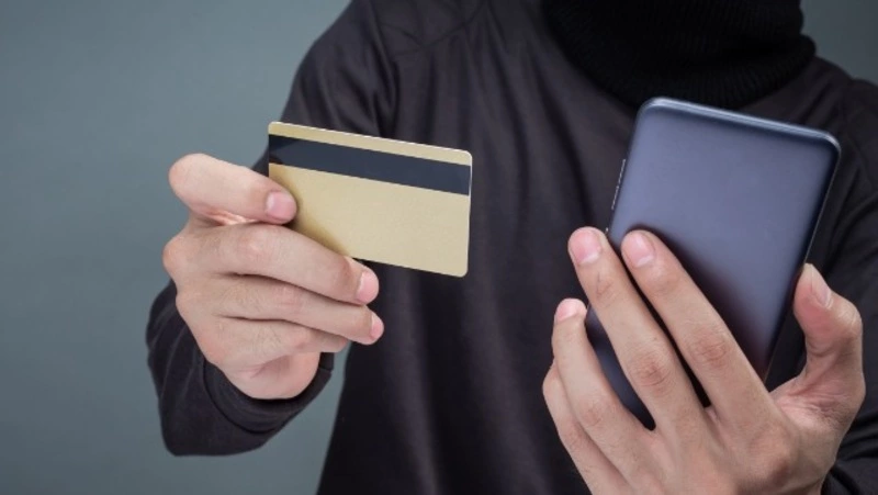 Трое сахалинцев отдали мошенникам 4 миллиона рублей за сутки