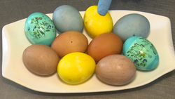 Необычная Пасха: красим яйца «Фантой», чаем и зеленкой