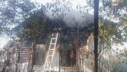 Десять пожарных тушили горящий жилой дом в селе на западе Сахалина