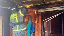 Пожарные потушили баню в районе устья реки Углегорска днем 16 февраля 