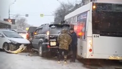 В Южно-Сахалинске седан «впечатал» джип в пассажирский автобус 