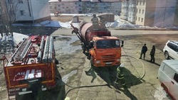 Груженый мусоровоз загорелся днем в Александровске-Сахалинском