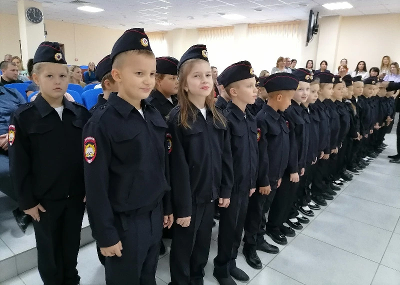Наша служба и опасна и трудна: юные кадеты с полицейским уклоном приняли присягу