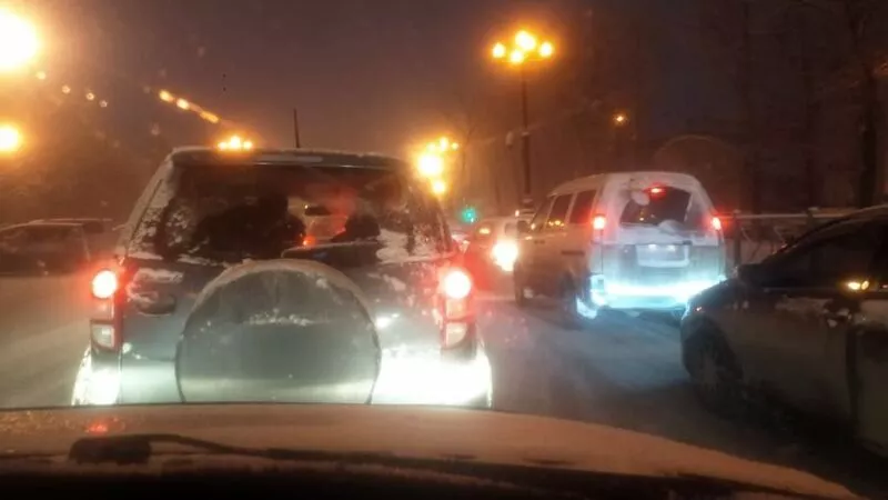 Небольшая метель в Южно-Сахалинске привела к дорожному коллапсу