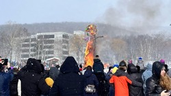 Масленица в Южно-Сахалинске завершилась сожжением чучела Зимы и снегопадом
