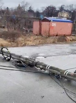 «Детей чуть не прибило»: две электроопоры упали на проезжую часть по улице Матросова в Корсакове