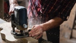 Ремонтник из Корсакова украл чужой фрезер из подъезда