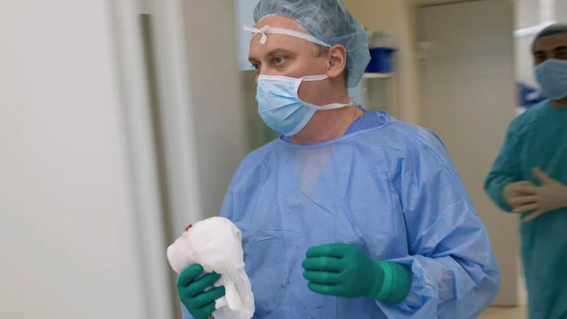 Уволенный хирург с мировым именем все же проведет пересадку почки братьям-близнецам с Сахалина