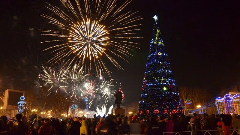 Новогодняя площадь Ленина в Южно-Сахалинске: елка из СССР и канонады фейерверка