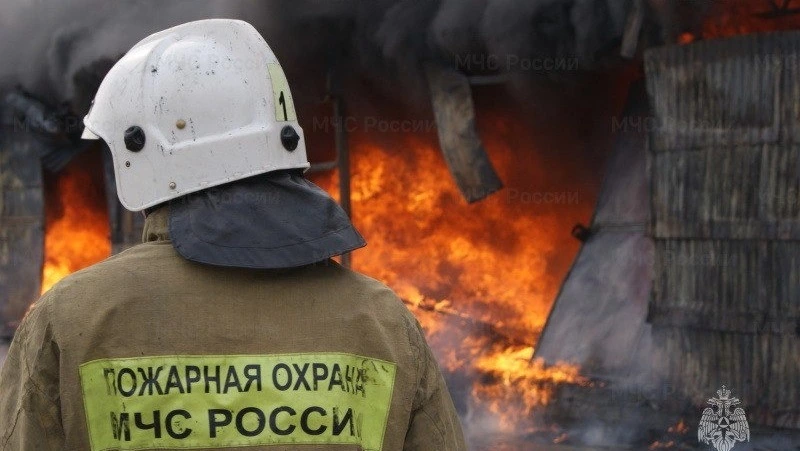 Огонь охватил бесхозное строение в Углегорском районе 4 декабря 