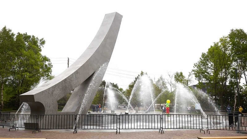 В парке Южно-Сахалинска включили светомузыкальный фонтан