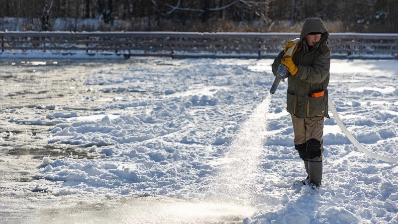 К заливке катка приступили в городском парке Южно-Сахалинска