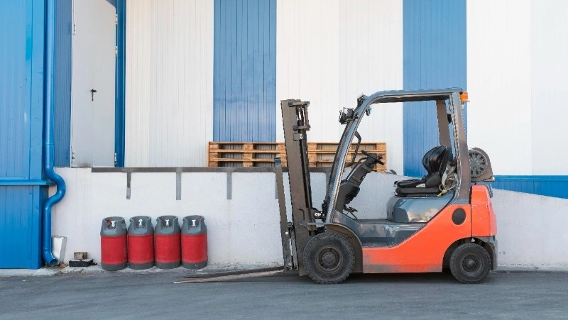 Рабочий попал под погрузчик на рыбзаводе в Томаринском районе