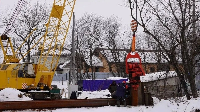 На мосту через Лютогу в Аниве обустроили основные опоры