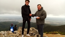 Первокурсников СахГУ отправили за студенческими билетами на пик Чехова