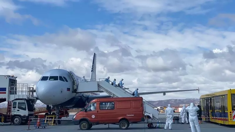 В аэропорт Южно-Сахалинска для проверки «тайских» туристов пригнали два автобуса
