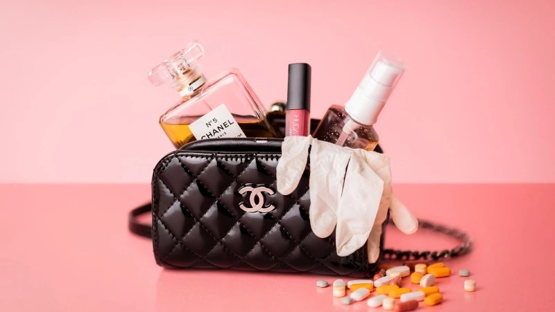 Россиянки назло уничтожают сумки Chanel за полмиллиона рублей