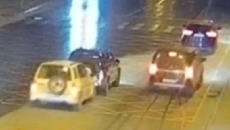 Внедорожник подтолкнул «заснувший» на перекрестке Южно-Сахалинска автомобиль