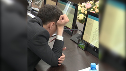 Депутат облдумы Сахалина смотрел футбол на заседании. ВИДЕО