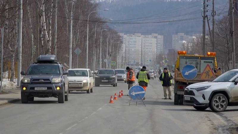 В Южно-Сахалинске приступили к ямочному ремонту - Центр внимания 23.03.26