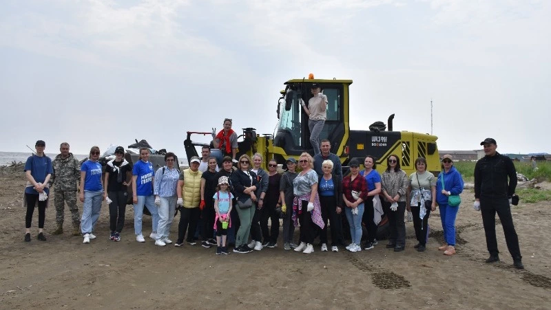 Более 400 жителей Поронайска очистили от мусора побережье залива Терпения