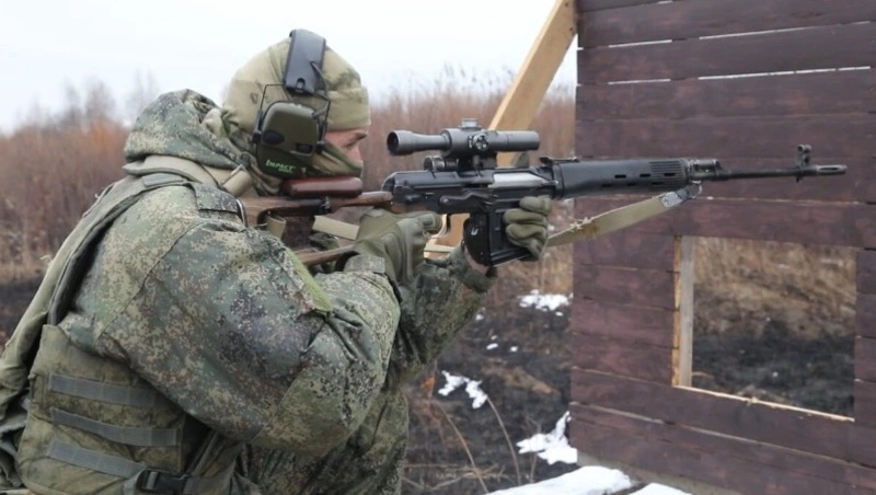 Снайперов ВВО учат работать в различных условиях местности на сахалинском полигоне