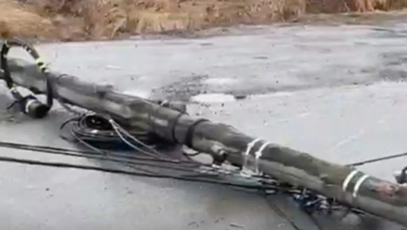 СК начал проверку после падения опорных столбов в Корсакове 