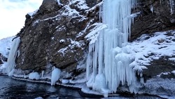 Блогер показал подписчикам ледопады бухты Тихой на Сахалине 