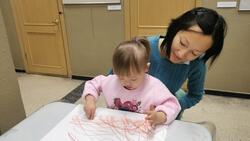 На Сахалине детей с ограниченными возможностями здоровья научили рисовать сангиной