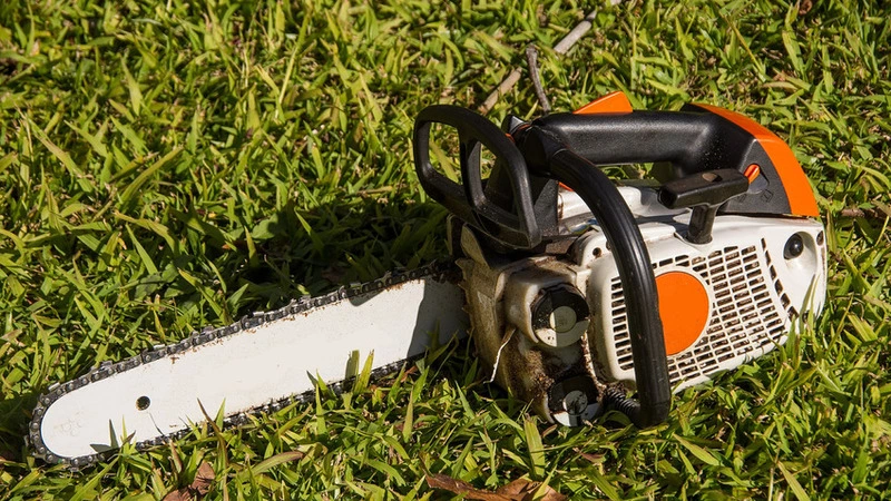 Сахалинец своровал из чужого гаража зарядку, шуруповерт и бензопилу