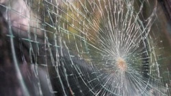 В Аниве одни дорожники обвинили других в ущербе на 230 тысяч рублей за разбитое стекло грузовика 