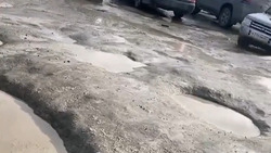 «Бассейн с грязью»: жители Южно-Сахалинска разбивают машины возле оптовой базы