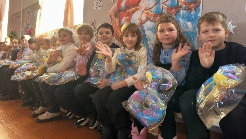 Активисты с Сахалина поздравили детей донецкого Шахтерска с Новым годом