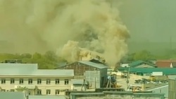 Пожар полыхает на 72-й базе в Южно-Сахалинске