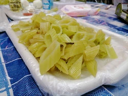 И учёба, и удовольствие: сахалинцы учились готовить лопух по-корейски