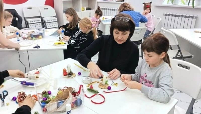 В Корсакове для семей участников СВО провели мастер-класс по декорированию новогодних свечей