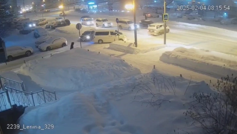 Микроавтобус и внедорожник столкнулись на улице Ленина в Южно-Сахалинске 