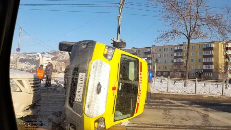 В Южно-Сахалинске перевернулась машина реанимации — место ДТП окружили десятки людей