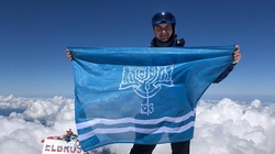 Житель Южно-Сахалинска поднял флаг родного города на вершину Эльбруса