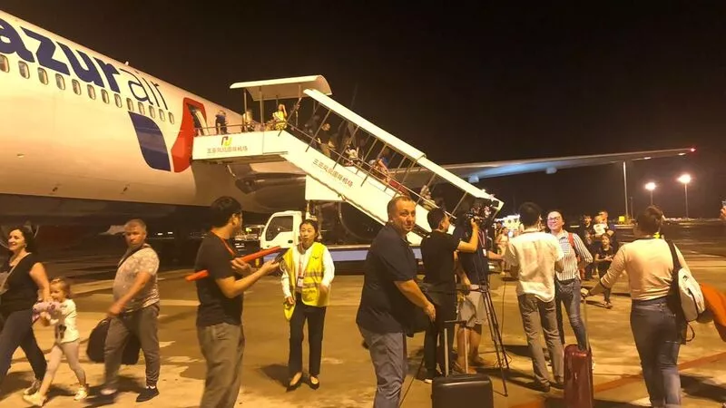 Пассажиров рейса Южно-Сахалинск — Санья встретили китайские журналисты и броский баннер