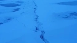 Рыбаки сообщили об огромной трещине в заливе Мордвинова 12 марта