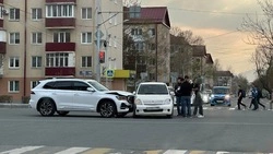 Geely и Toyota столкнулись на перекрестке в Южно-Сахалинске