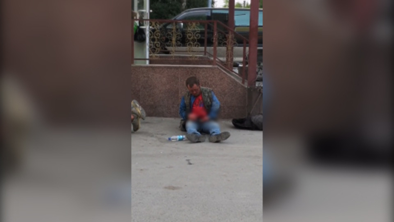 Бомжу, который демонстративно справлял нужду при детях, грозит уголовное дело