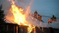 Пожарные потушили горящий сарай в Томаринском районе вечером 31 мая