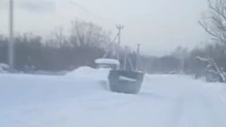 Контейнер для мусора стал помехой водителям по пути к дачам в Южно-Сахалинске
