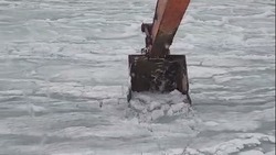 Смекалистые островитяне порыбачили экскаватором на побережье Сахалина