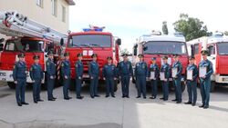 Сахалинские сотрудники МЧС провели торжественное построение в честь Дня флага
