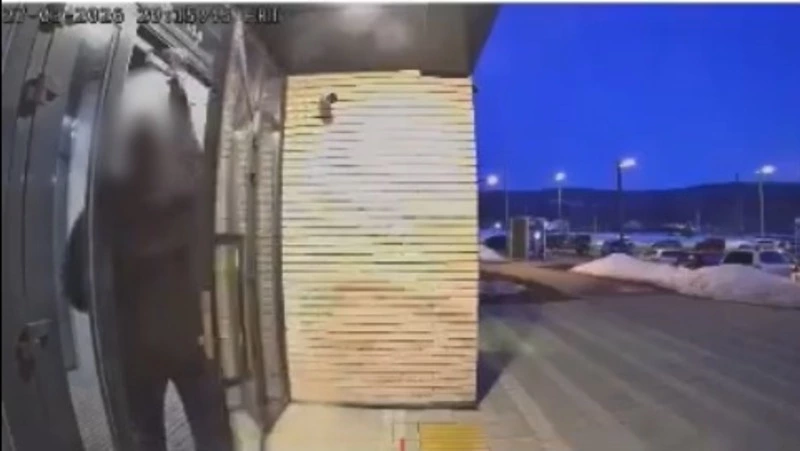 «Открыл подъезд для всех»: в ЖК «Уюн парк» неизвестный сломал домофон