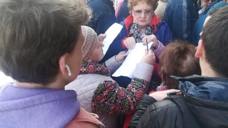 Ночевавшие в машинах сахалинцы устроили давку за субсидированные билеты