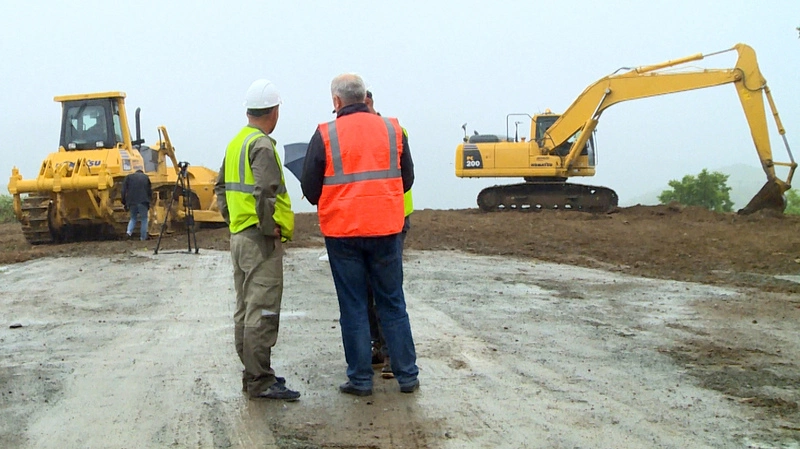 На Холмском перевале восстанавливают поврежденную оползнем трассу